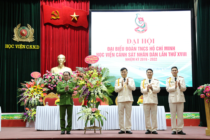 Thiếu tướng, PGS.TS Đặng Xuân Khang, Phó Giám đốc Học viện chúc mừng Đại hội